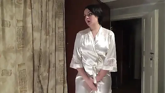 Ibu rumah tangga seksi dengan jubah putih sumer putus asa untuk kencing lama dan daripada kencing di gelas