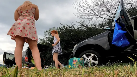 Pas de culotte, des filles s’amusent dehors lors d’un essai jour avec lingerie et robe d’été courte et mini-jupe