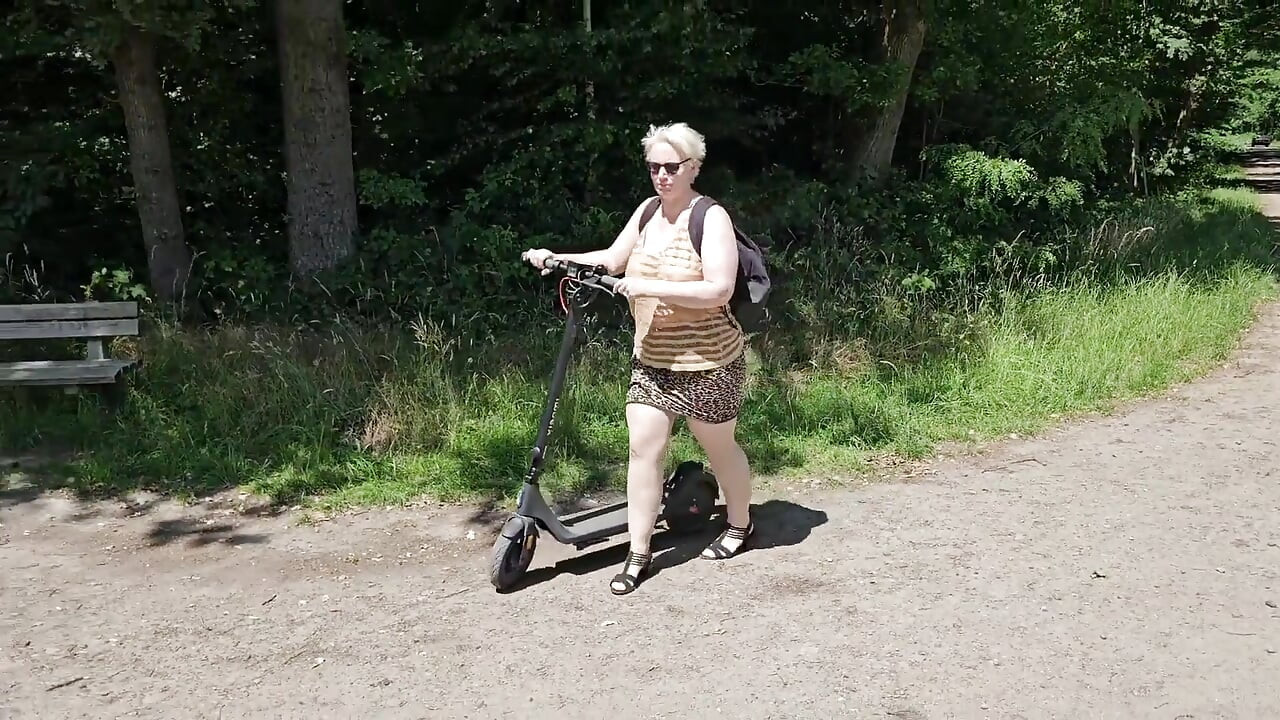 Frywolne Na Drodze Z Hulajnogą