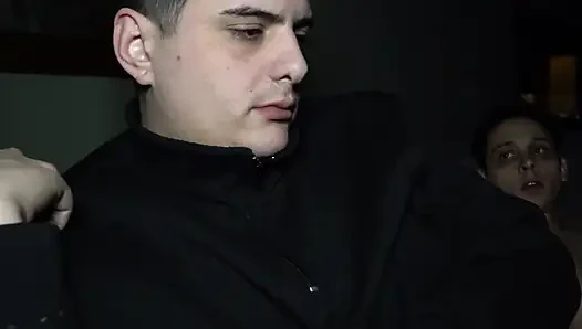 Luchiibb şişman gavatın yanında erkek arkadaşının en iyi arkadaşını sikiyor! Creampie