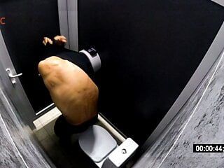 Шпионская скрытая камера в мужском общественном туалете. Подглядывание