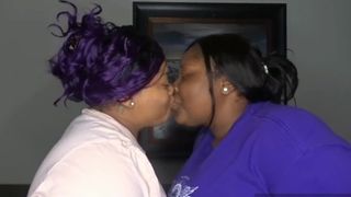 2 BBW s'embrassent pour la première fois