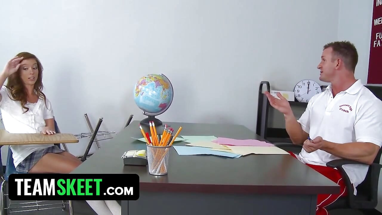 구금 중 다리를 벌리는 섹시한 갈색 머리