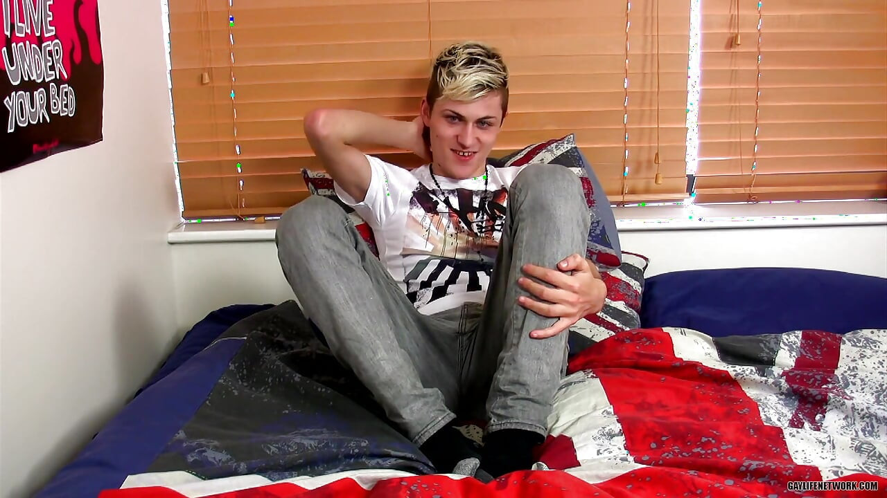 Wanking with Smooth Skylar