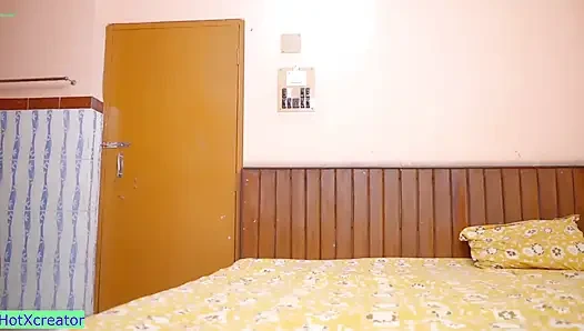 Istri seksi ini lagi asik ngentot memeknya pakai mecanique pakai listrik! Suaminya nggak tau!