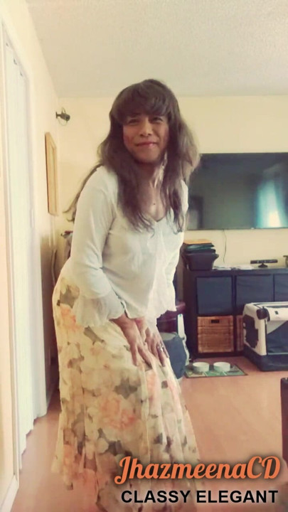 Traditional classy and elegant CD lady. Just pure femmeness on display for all to enjoy.