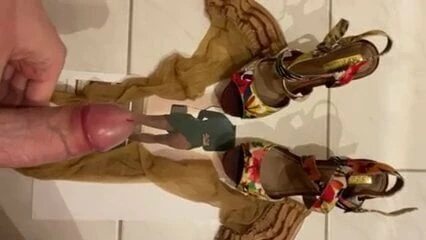 User wichst auf Heels und Nylons meiner Frau
