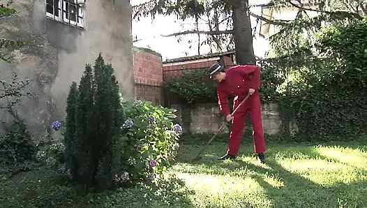 Tante seksi dengan memek berbulu dientot habis-habisan sama kontol raksasa