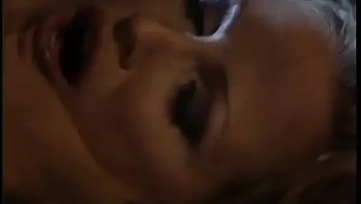 Atemberaubende blondine in schwarzen stiefeln gibt einen erstaunlichen blowjob und wird gefickt