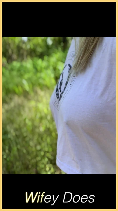 Wifey se dirige en un top corto que muestra sus tetas perfectas