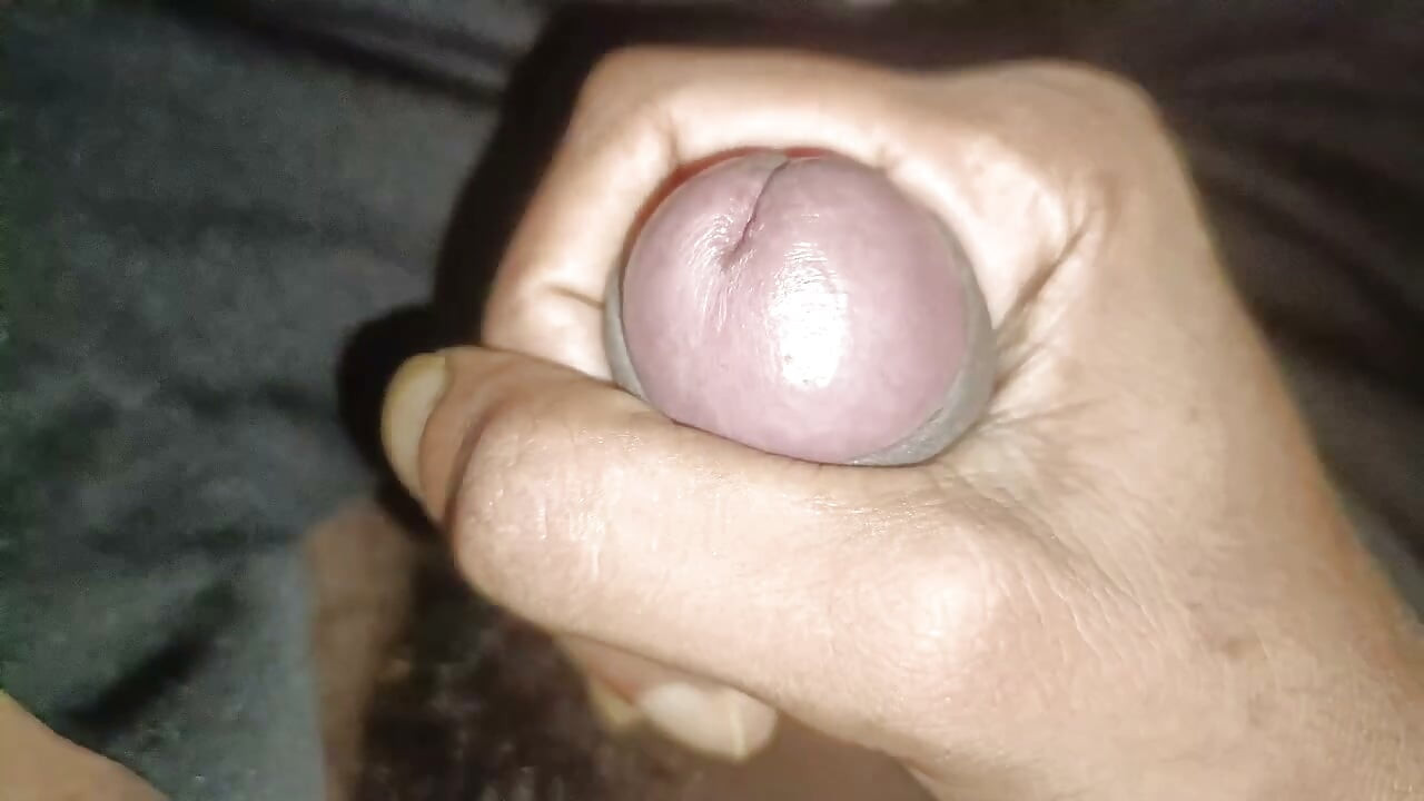 青少年男孩晚上自慰射精