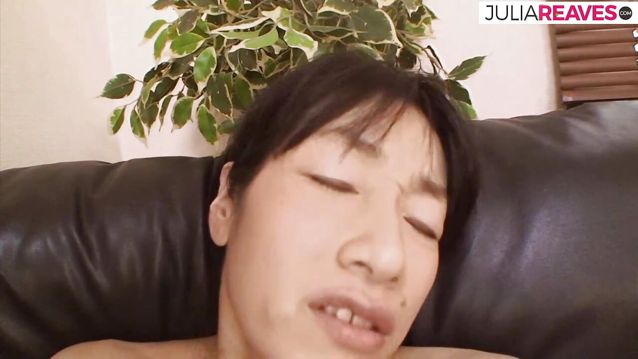 Ateşli olgun dildoyla mastürbasyon yapıyor ve sonra yarağa biniyor ve amına boşalıyor