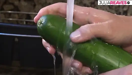 Brenda lagi asik masturbasi memeknya pakai mainan seks dan bahan makanan sampai lubangnya menganga lebar