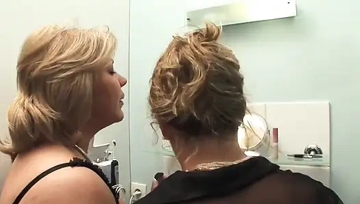 Fransız olgunlar küvette sikiliyor