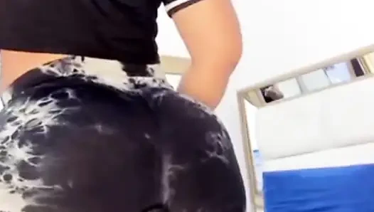 Mein riesenarsch in sehr kleinen shorts