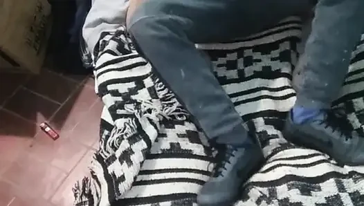 Montanolu kız yerdeki yatakla giyiniyor