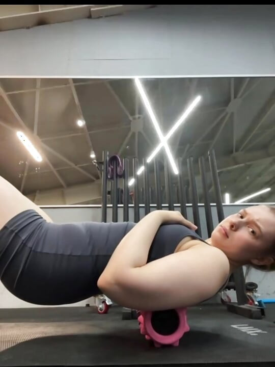 فتاة سمينة تتدرب في الجيم