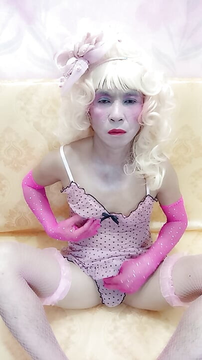 Oanh Le transseksualna ubrana w seksowne ubrania gra anal szczęśliwie do góry
