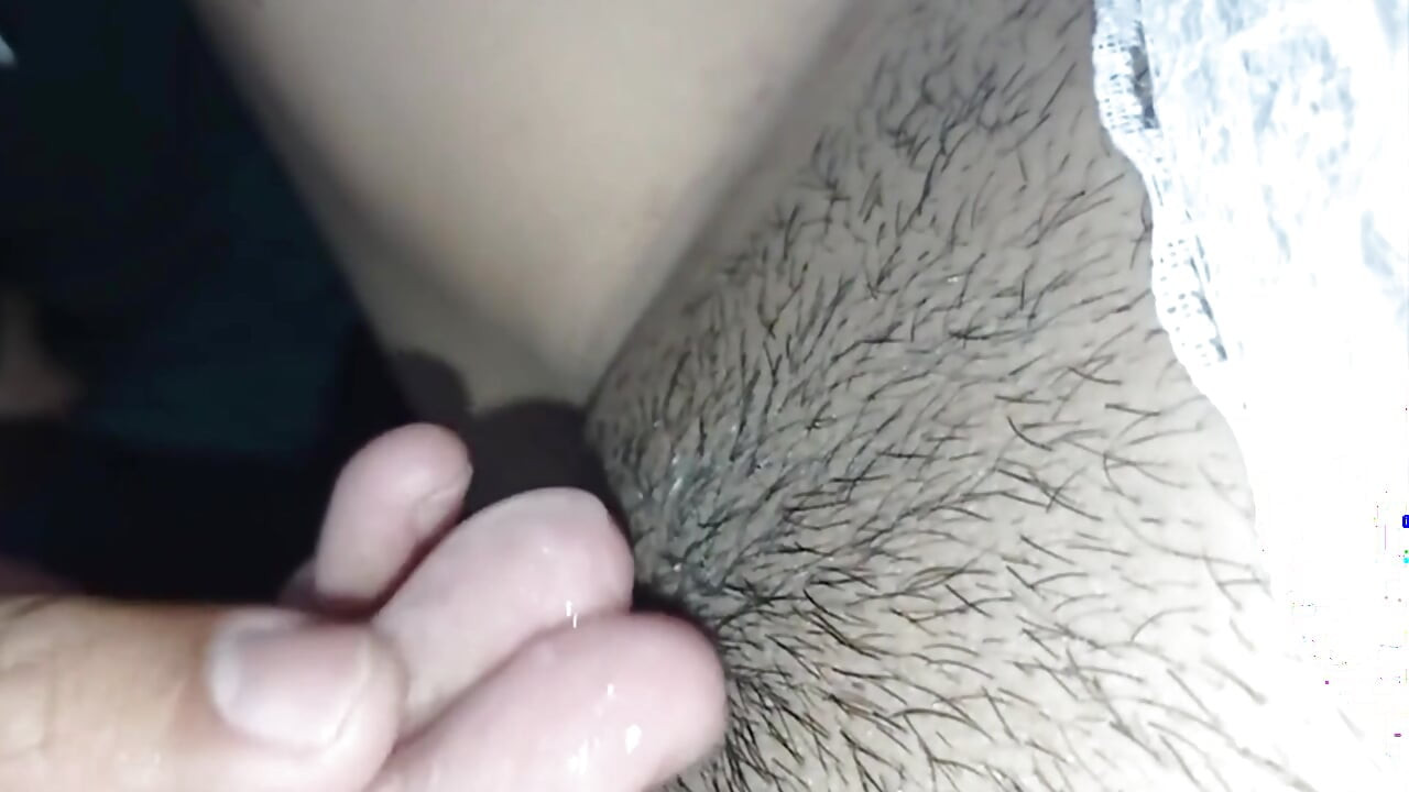 タイの女の子ニニューが口が濡れるまで焼かれます
