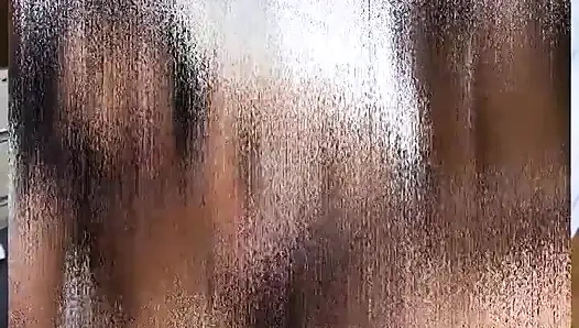 Remaja ebony menunjukkan keterampilan mengisap mereka kepada kontol keras kulit putih