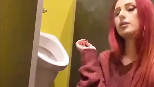 Merokok di Urinoir