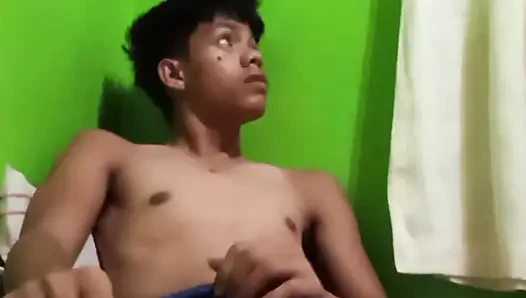 Philippino Twink Boy Jerks off in Bed, Huge Cumshot!