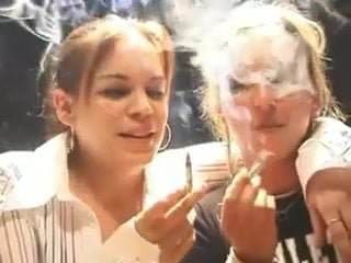 Zwei himmlische starke Raucher