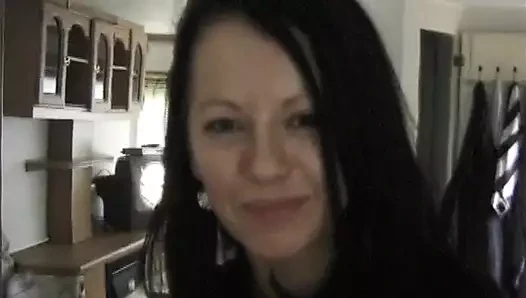 I film with the phone the brunette Elisabeth an