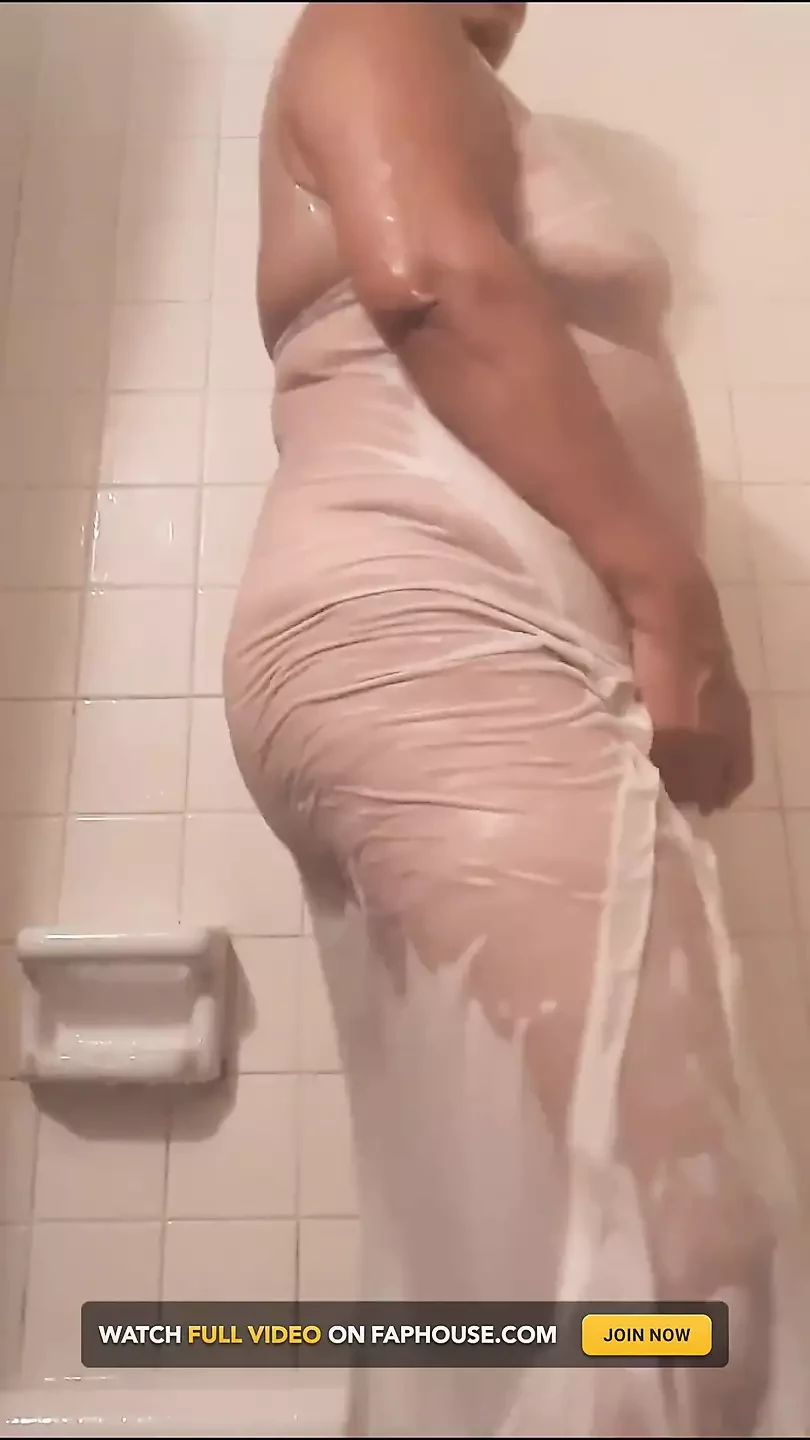 熟女一边洗澡一边观看我跳舞