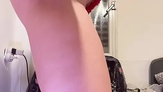 Ich ficke mich, um in roten spitzen dessous und meinen neuen dildo zu squirten