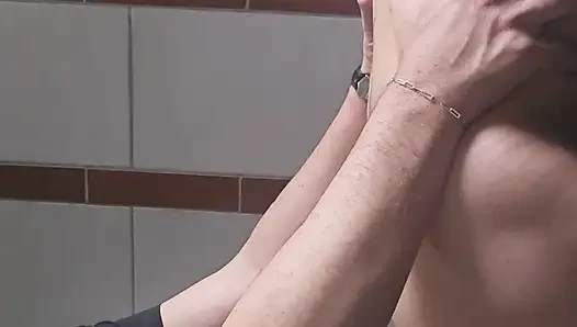 Milf wird im badezimmer im örtlichen pub geritten