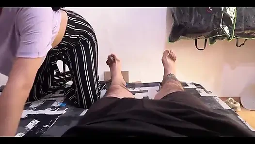 Schönes college-mädchen lutscht mich und schluckt das sperma