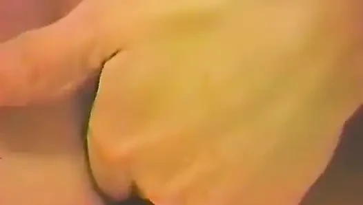 Домохозяйка сама себя в ванне в любительском видео