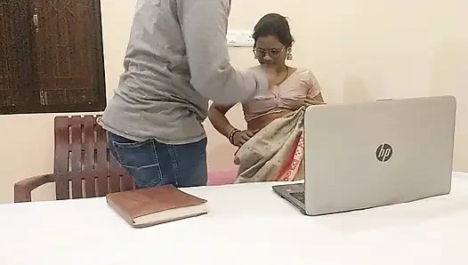 Sevimli delhi it profesörü öğrenciyle evde sari içinde ateşli seks