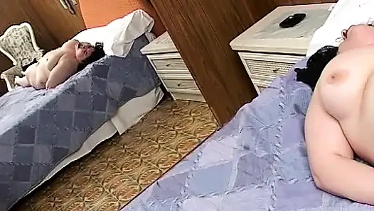 Коренастая брюнетка наслаждается сексом соло