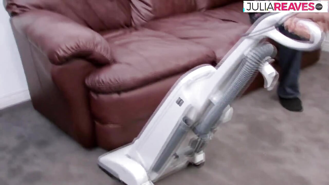 Блондинку трахают на диване после того, как сосет огромный член