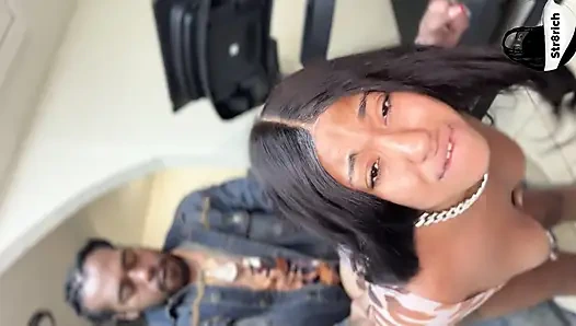 Ayah tiriku yang tukang selingkuh ngentot memekku di bar saat liburan musim semi di houston