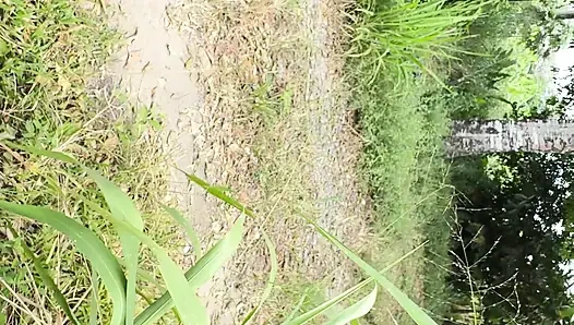 Kolombiyalı köylü kadın, komşuların onu izleyebilmesi için evinin dışında mastürbasyon yapıyor