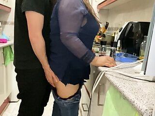 Pieprzę tyłek mojej macochy, podczas gdy ona gotuje!