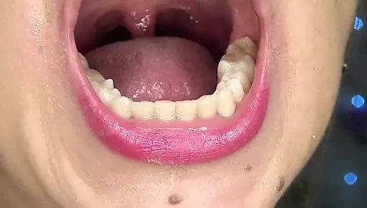 Играю с язычком, языком и ртом перед зеркалом