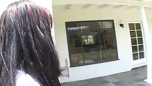 Возбужденная сучка давится разными членами, затем трахается с массивным камшотом в рот