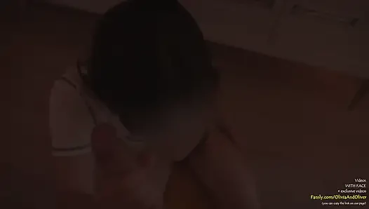 Partiden sonra gece geç saatlerde sakso çekiyor