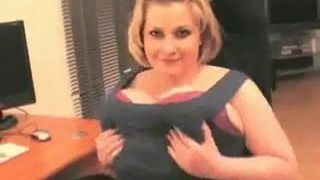 Grandes tetas juegan en la guarida