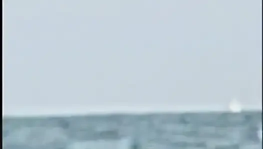 Geiles rothaariges schätzchen fingert muschi am wilden strand