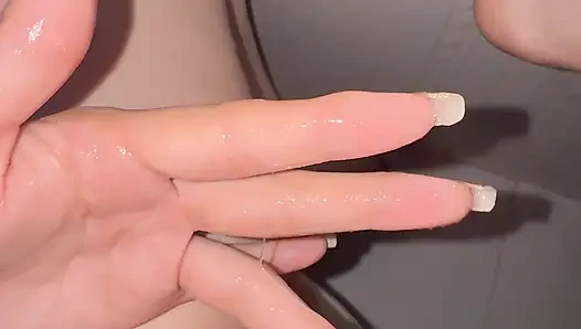 Я пришёл с студенческой вечеринки очень горячим, потому что никто не хотел трахать меня в ванной, так что я сделаю это сам