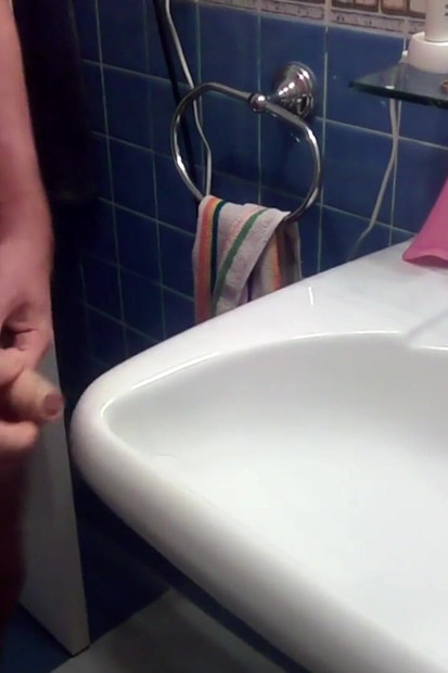 John把一切都尿到浴室水槽里