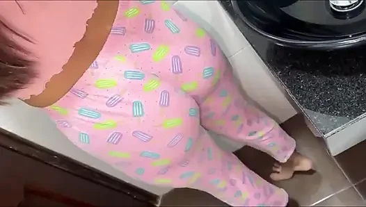 Aldatılan kocasını görebileceğin en yaraklı Mısırlı Arap seksi, bir müşterisini karısının dairesine getiriyor