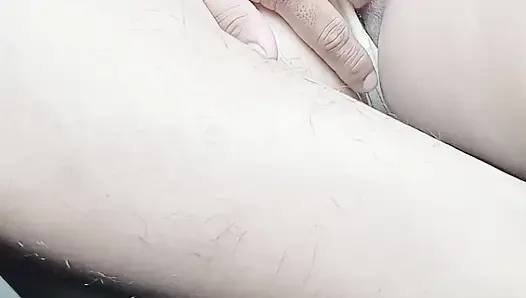 Трахаю пальцами сексуальную Curlisita в машине (тугая киска в видео от первого лица)