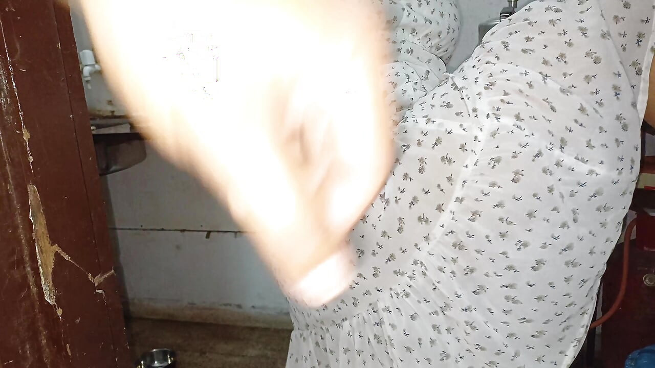 जब वह खाना बना रही होती है तो मैं अपनी भाभी को किचन रूम में चोदता हूं