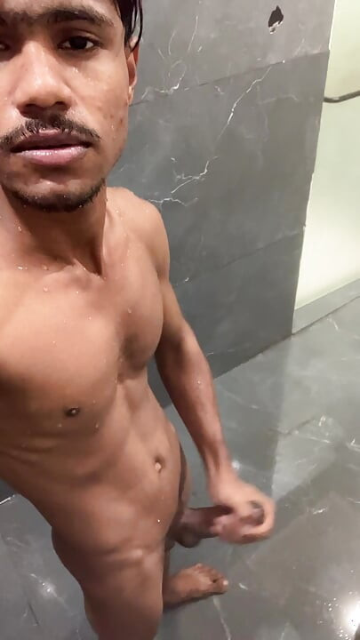 젖탱이를 핥는 어린 소년